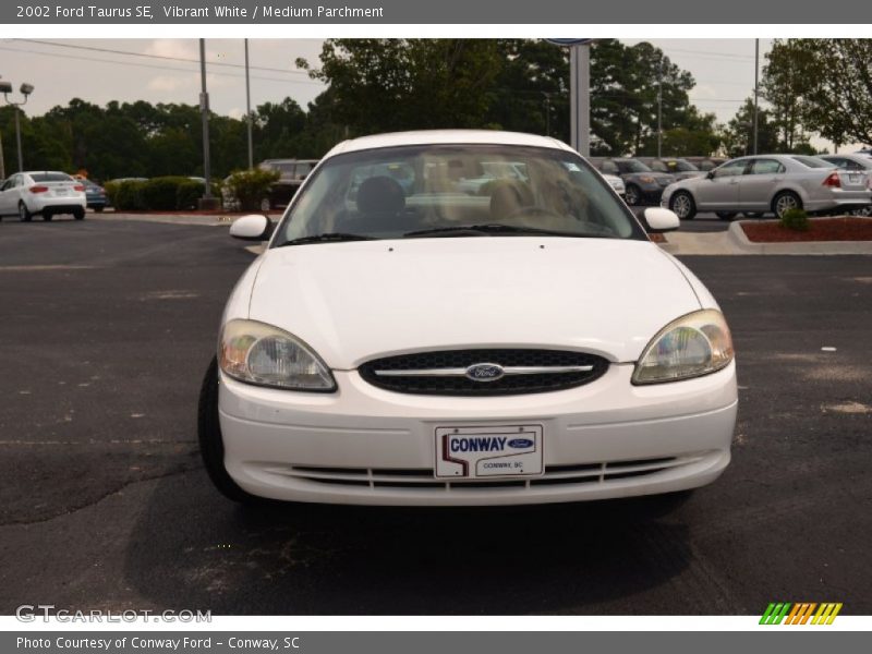 Vibrant White / Medium Parchment 2002 Ford Taurus SE