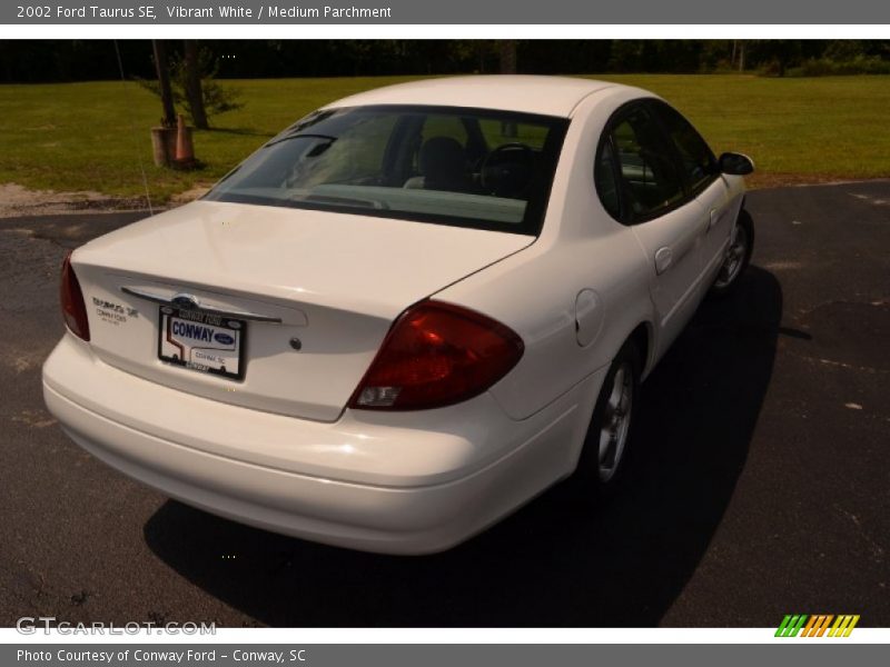 Vibrant White / Medium Parchment 2002 Ford Taurus SE