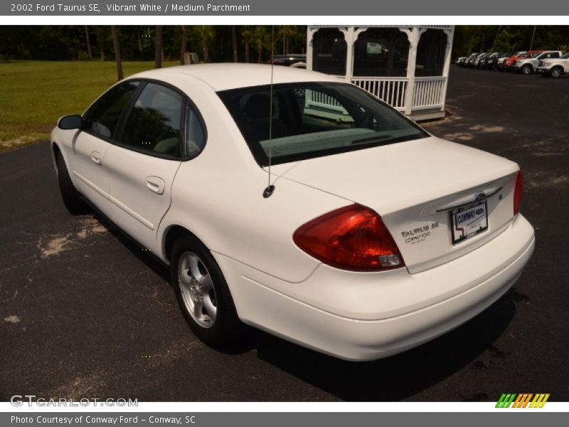 Vibrant White / Medium Parchment 2002 Ford Taurus SE