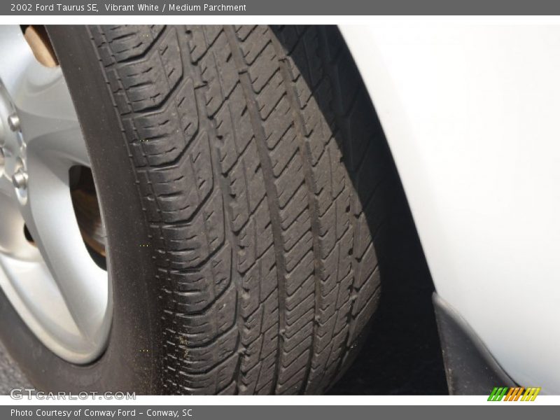 Vibrant White / Medium Parchment 2002 Ford Taurus SE