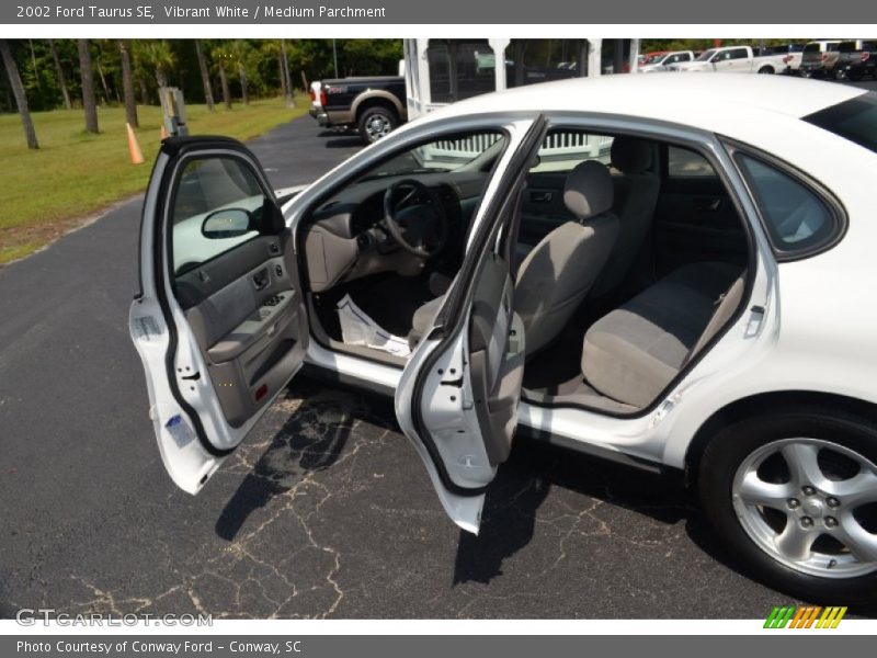 Vibrant White / Medium Parchment 2002 Ford Taurus SE