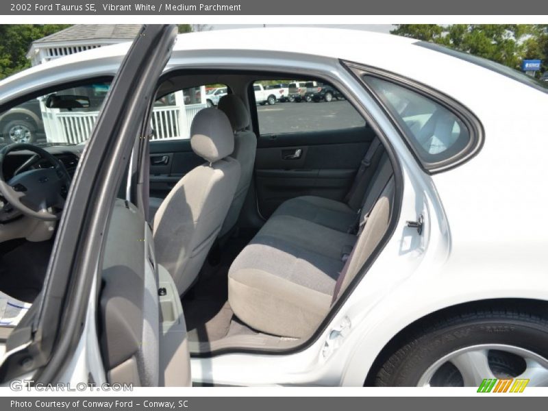 Vibrant White / Medium Parchment 2002 Ford Taurus SE