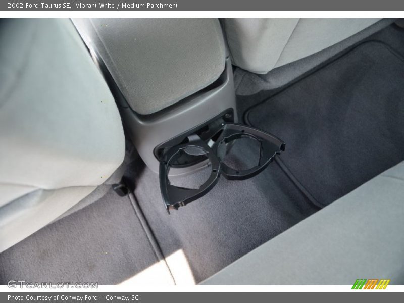 Vibrant White / Medium Parchment 2002 Ford Taurus SE