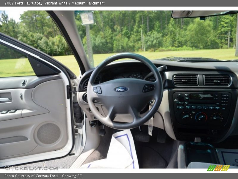 Vibrant White / Medium Parchment 2002 Ford Taurus SE