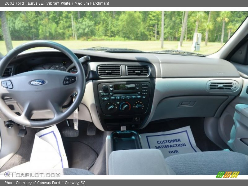 Vibrant White / Medium Parchment 2002 Ford Taurus SE