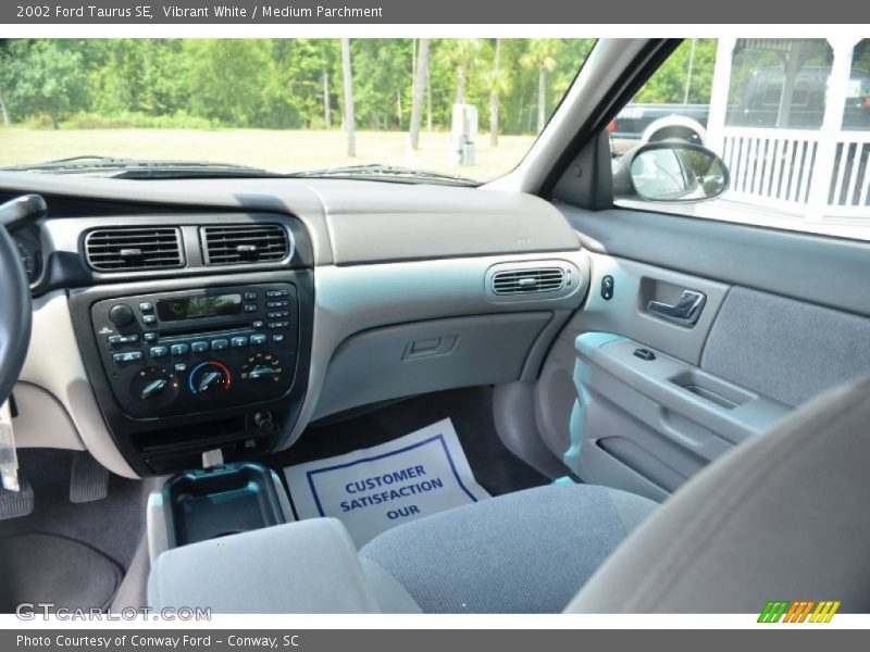 Vibrant White / Medium Parchment 2002 Ford Taurus SE