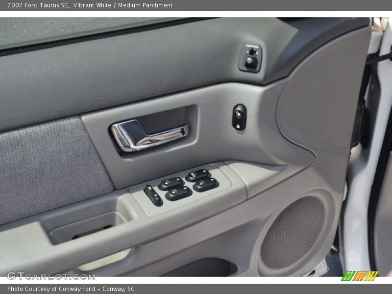 Vibrant White / Medium Parchment 2002 Ford Taurus SE
