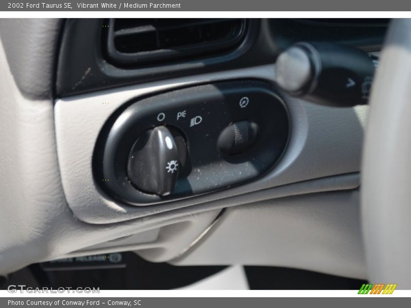 Vibrant White / Medium Parchment 2002 Ford Taurus SE