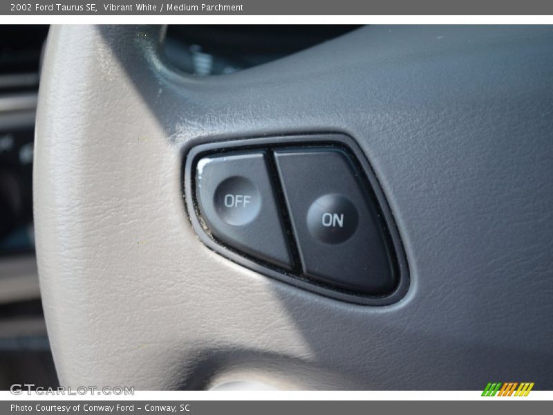 Vibrant White / Medium Parchment 2002 Ford Taurus SE