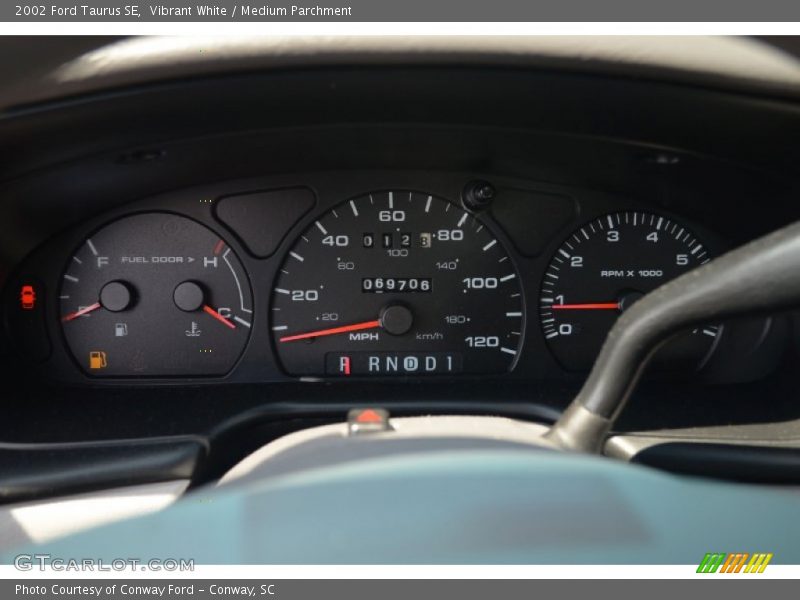 Vibrant White / Medium Parchment 2002 Ford Taurus SE