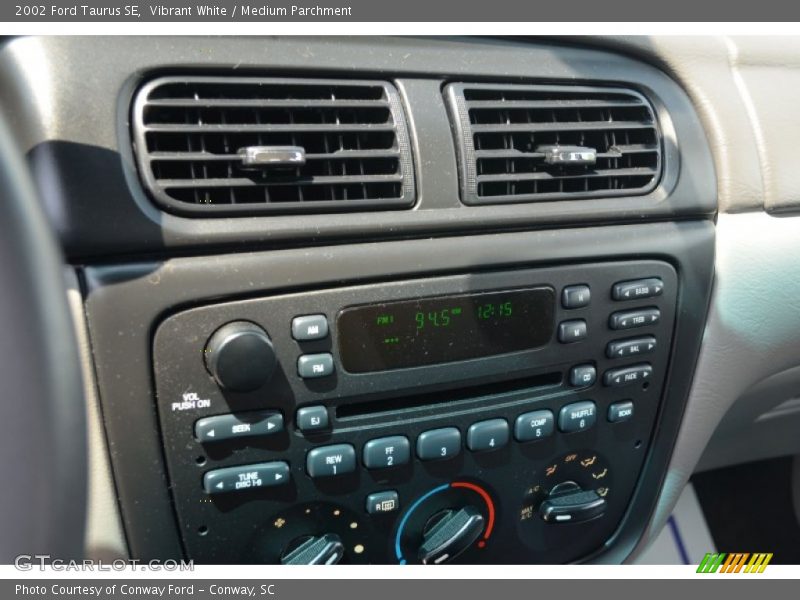 Vibrant White / Medium Parchment 2002 Ford Taurus SE