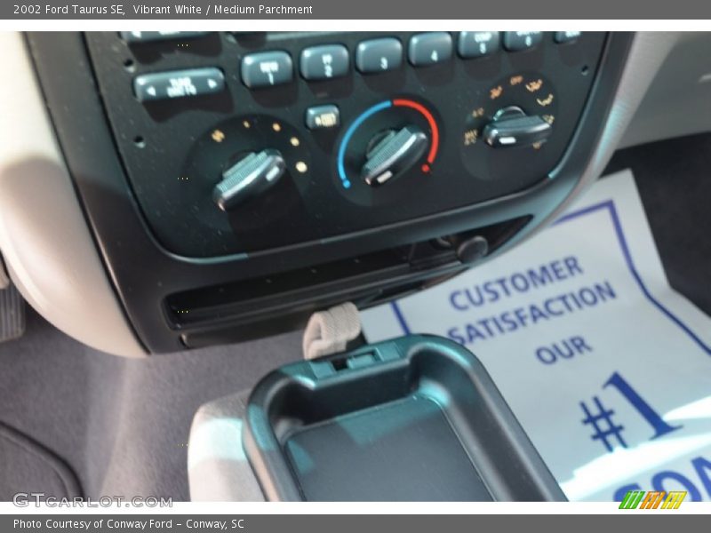 Vibrant White / Medium Parchment 2002 Ford Taurus SE