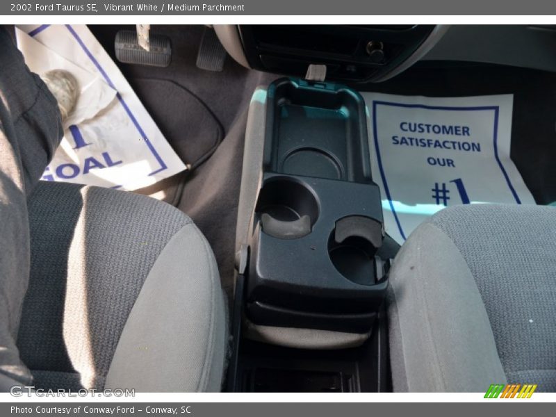 Vibrant White / Medium Parchment 2002 Ford Taurus SE