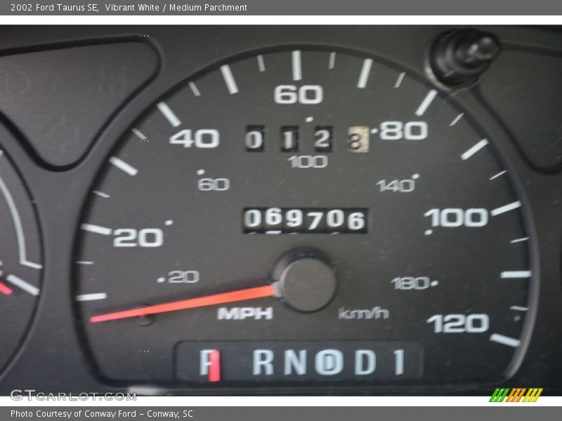 Vibrant White / Medium Parchment 2002 Ford Taurus SE