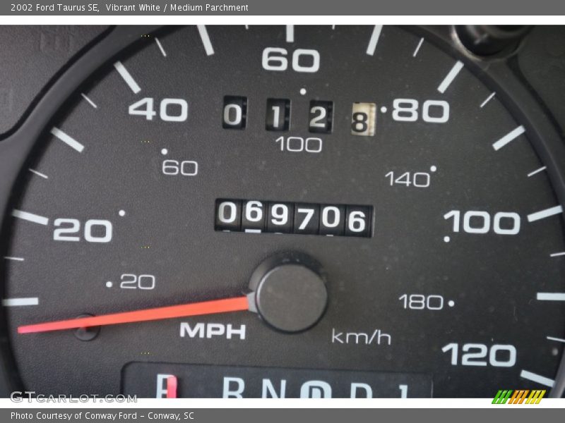 Vibrant White / Medium Parchment 2002 Ford Taurus SE