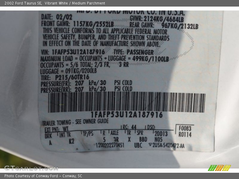 Vibrant White / Medium Parchment 2002 Ford Taurus SE