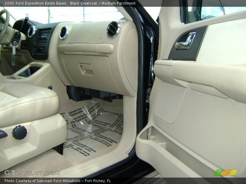Black Clearcoat / Medium Parchment 2005 Ford Expedition Eddie Bauer