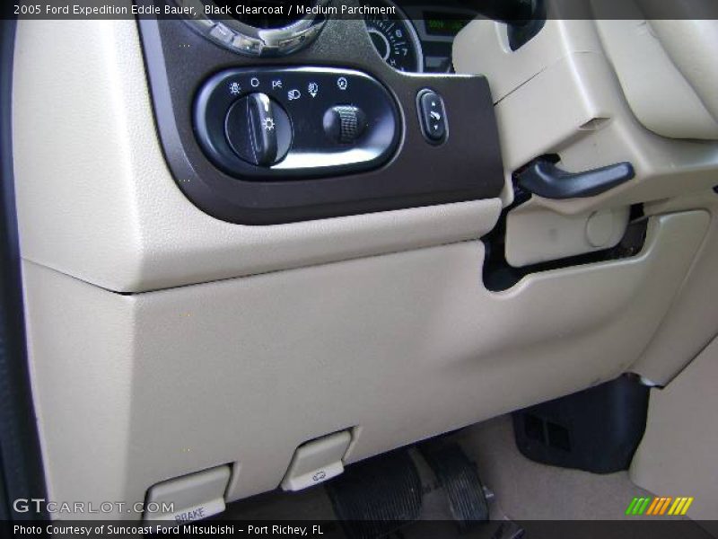 Black Clearcoat / Medium Parchment 2005 Ford Expedition Eddie Bauer