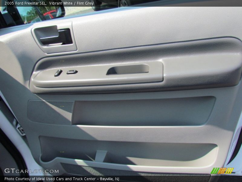 Vibrant White / Flint Grey 2005 Ford Freestar SEL