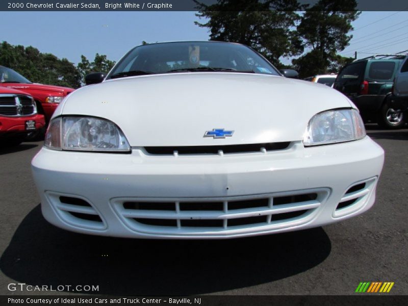 Bright White / Graphite 2000 Chevrolet Cavalier Sedan