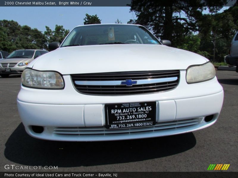 Bright White / Gray 2000 Chevrolet Malibu Sedan