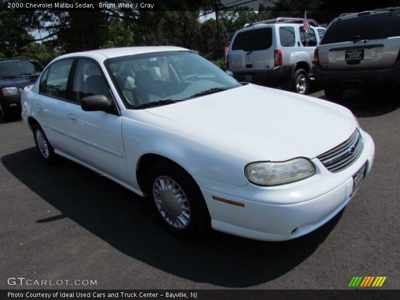 Bright White / Gray 2000 Chevrolet Malibu Sedan