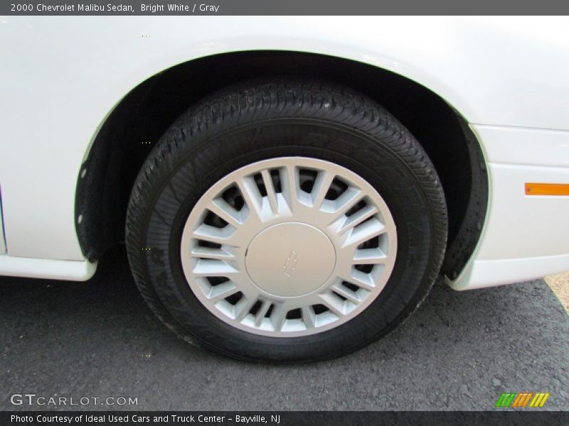 Bright White / Gray 2000 Chevrolet Malibu Sedan
