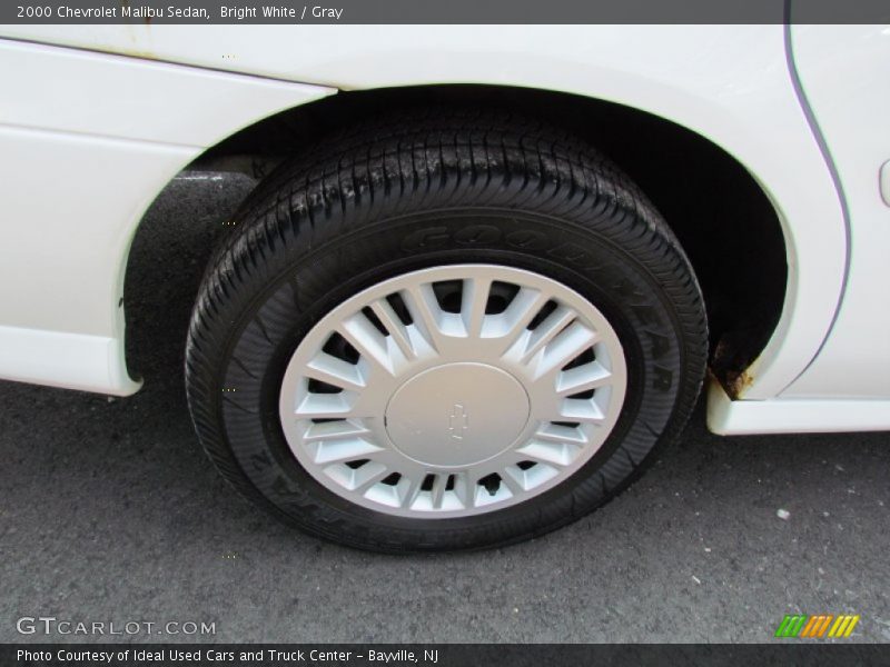 Bright White / Gray 2000 Chevrolet Malibu Sedan