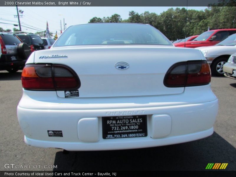 Bright White / Gray 2000 Chevrolet Malibu Sedan