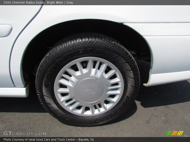 Bright White / Gray 2000 Chevrolet Malibu Sedan