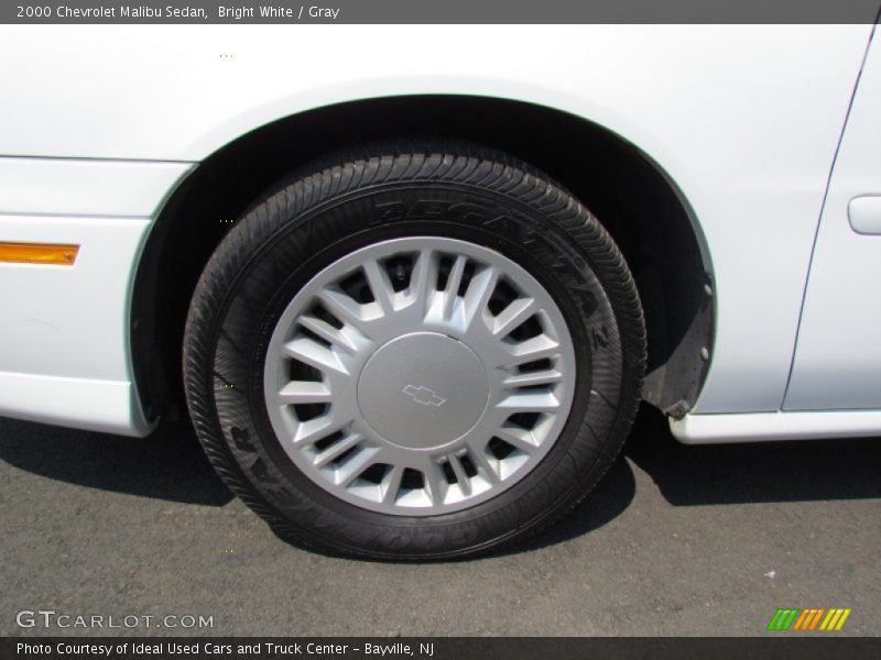 Bright White / Gray 2000 Chevrolet Malibu Sedan