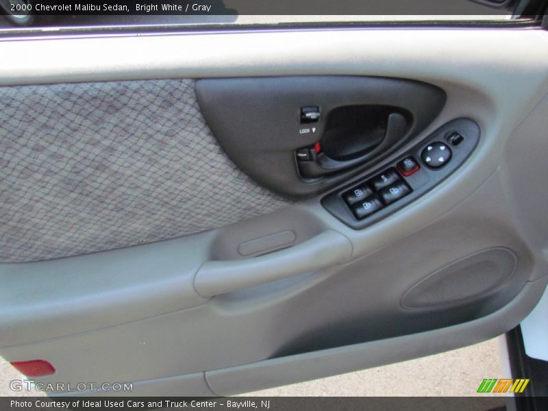 Bright White / Gray 2000 Chevrolet Malibu Sedan