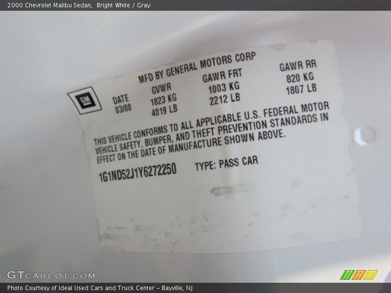 Bright White / Gray 2000 Chevrolet Malibu Sedan