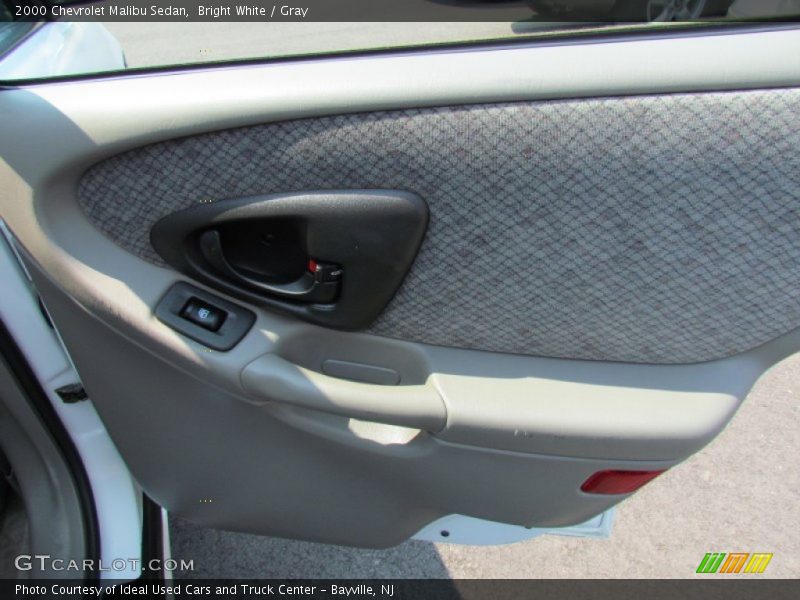 Bright White / Gray 2000 Chevrolet Malibu Sedan