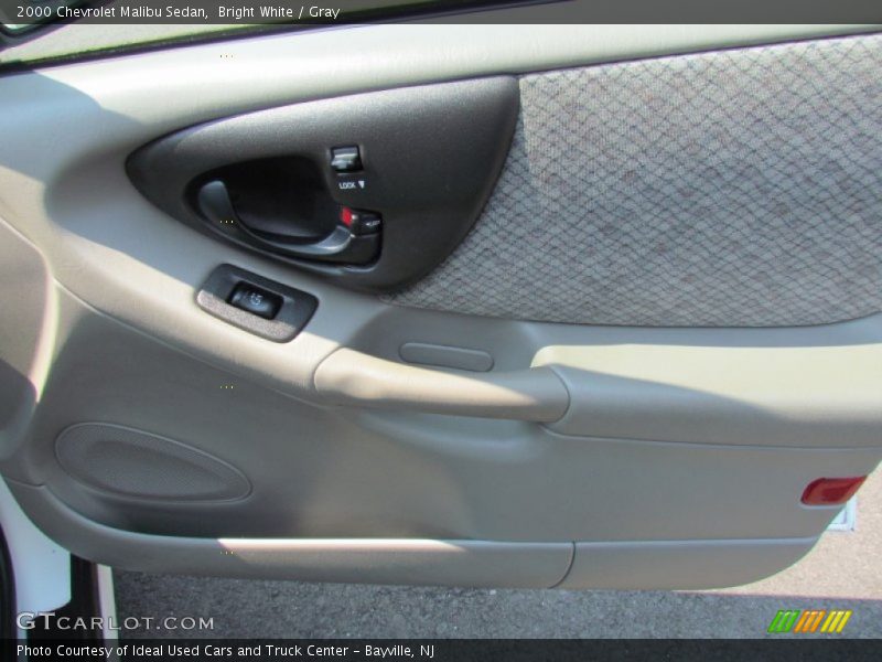 Bright White / Gray 2000 Chevrolet Malibu Sedan