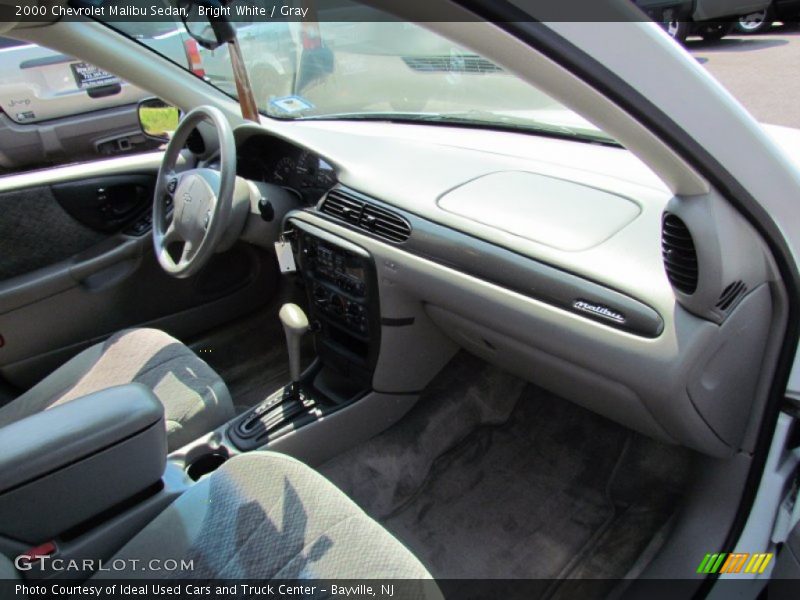 Bright White / Gray 2000 Chevrolet Malibu Sedan