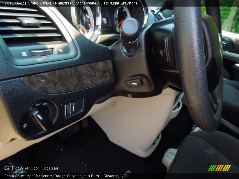 Stone White / Black/Light Graystone 2011 Dodge Grand Caravan Mainstreet