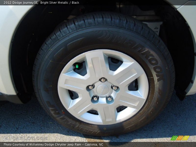 Bright Silver Metallic / Black 2012 Dodge Journey SE