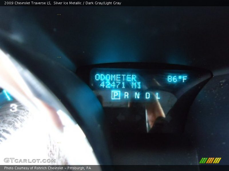 Silver Ice Metallic / Dark Gray/Light Gray 2009 Chevrolet Traverse LS