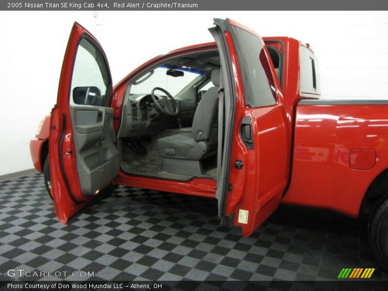 Red Alert / Graphite/Titanium 2005 Nissan Titan SE King Cab 4x4