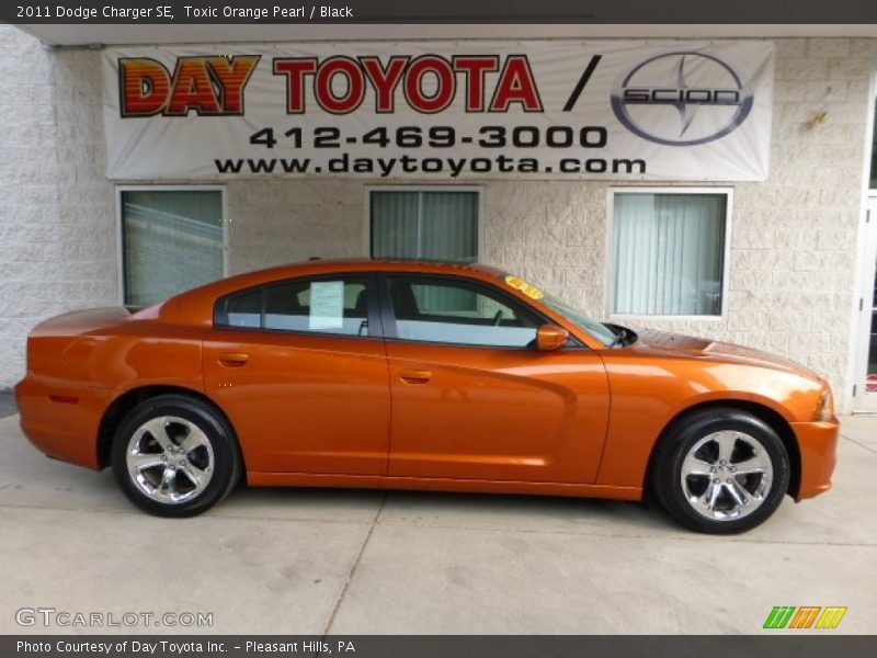 Toxic Orange Pearl / Black 2011 Dodge Charger SE