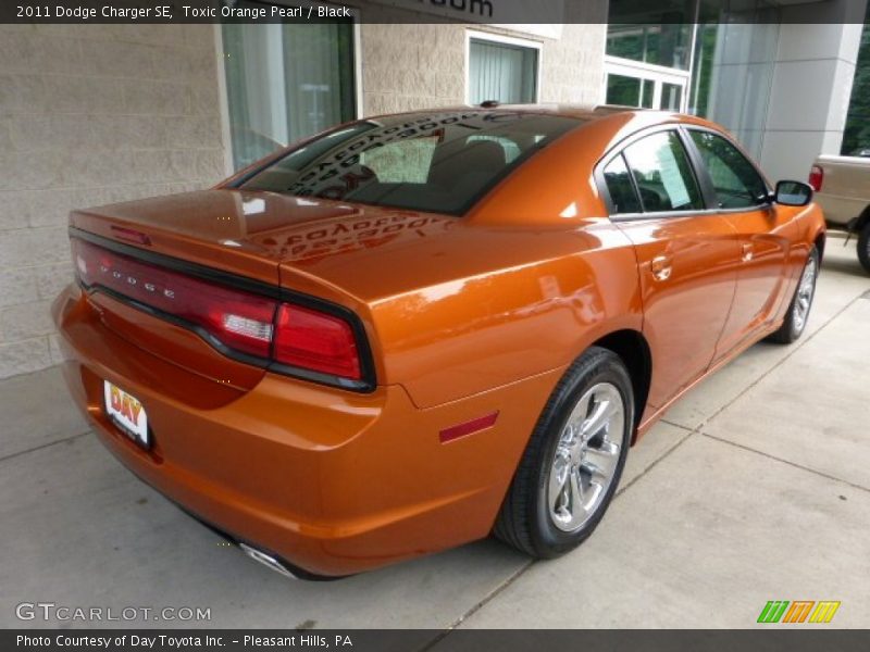 Toxic Orange Pearl / Black 2011 Dodge Charger SE