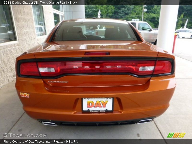 Toxic Orange Pearl / Black 2011 Dodge Charger SE