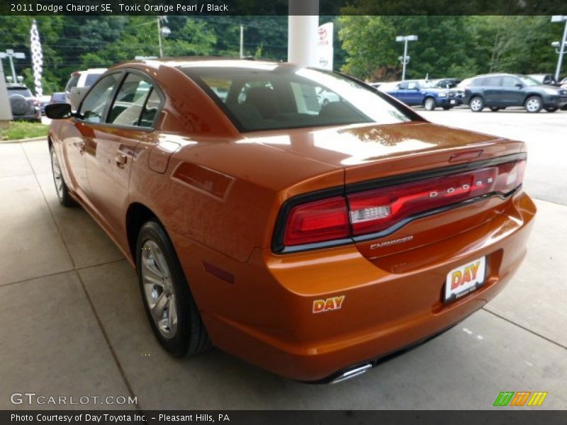 Toxic Orange Pearl / Black 2011 Dodge Charger SE