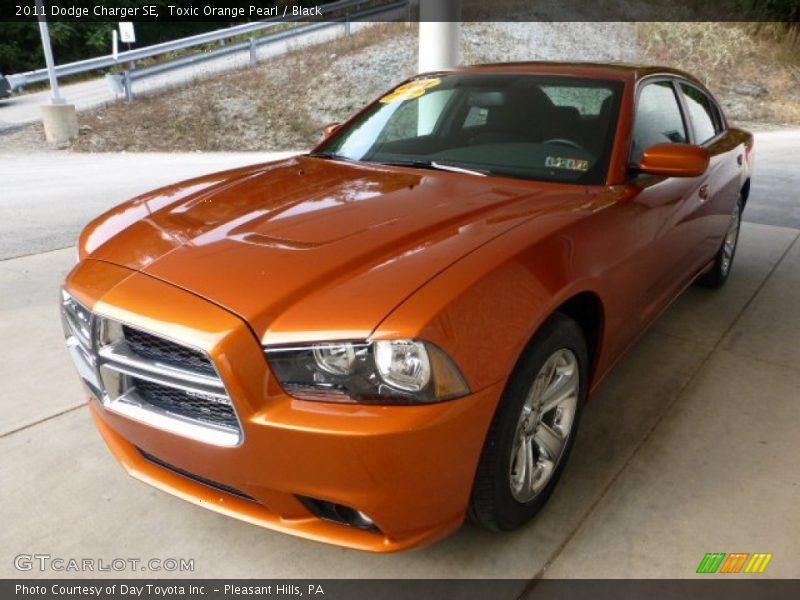 Toxic Orange Pearl / Black 2011 Dodge Charger SE