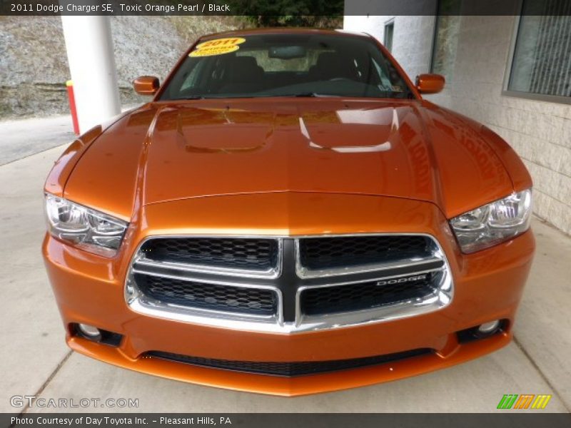 Toxic Orange Pearl / Black 2011 Dodge Charger SE