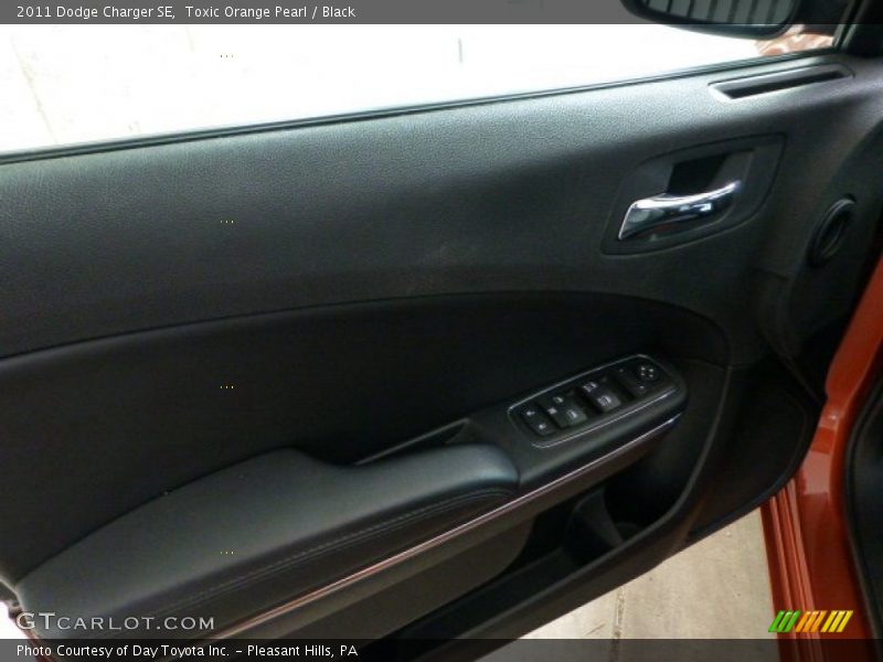 Toxic Orange Pearl / Black 2011 Dodge Charger SE