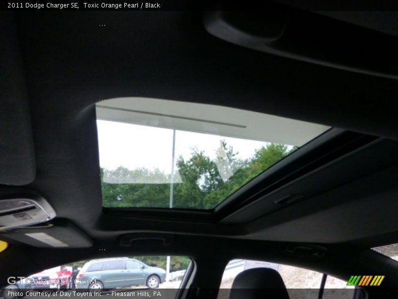 Toxic Orange Pearl / Black 2011 Dodge Charger SE