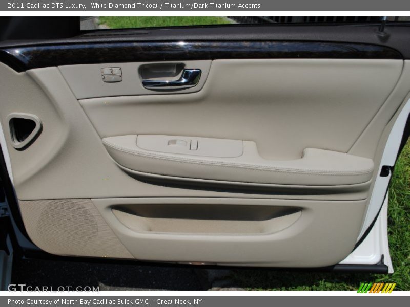 White Diamond Tricoat / Titanium/Dark Titanium Accents 2011 Cadillac DTS Luxury