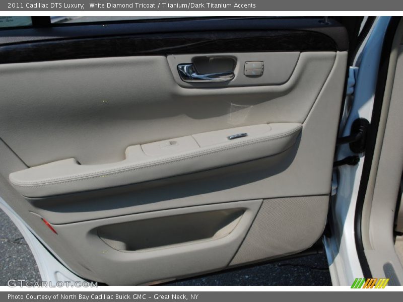 White Diamond Tricoat / Titanium/Dark Titanium Accents 2011 Cadillac DTS Luxury
